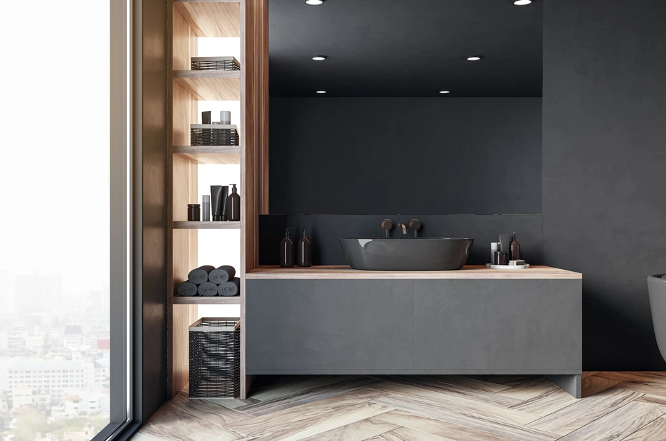 Salle de bain moderne avec meuble vasque suspendu gris, plan de travail en bois naturel et vasque noire ovale
