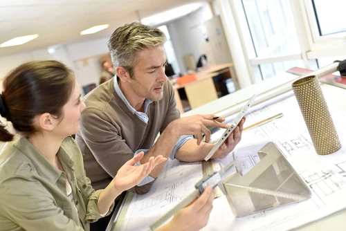 Rendu 3d de bureau avec tous les appareils affichant un site web de design moderne